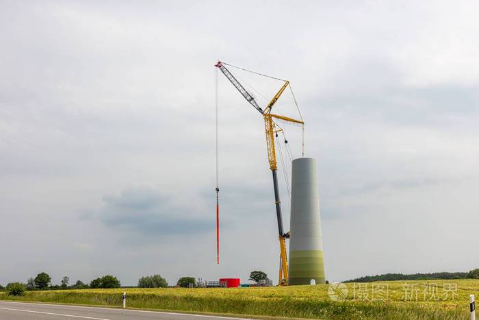 一座新的风力发电厂建在一块地上塔的一半
