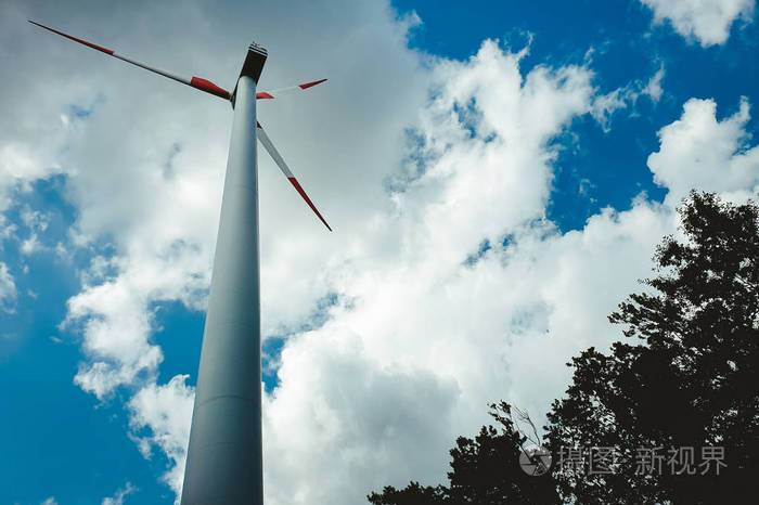 欧洲的风力发电厂地面照片涡轮机绿色能源电力技术概念可再生风能蓝天